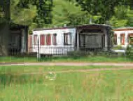 De kans is aanzienlijk dat een brand in één woonwagen leidt tot het in brand raken van één of twee direct ernaast opgestelde wagens, maar dat was bij het oude type woonwagens ook al het uitgangspunt van het Bouwbesluit (2003).