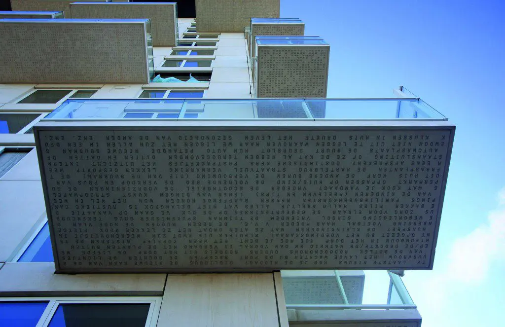 Reliëf van woorden in beton
