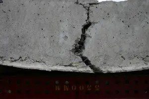 Close up van de bezweken staalvezelbetonvloer.