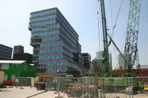 In de directe omgeving van de Markthal is het opvallende kantoorgebouw Blaak 31 inmiddels bijna afgerond