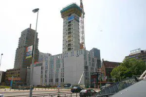 In de zelfde omgeving verrijst ook het opvallende kantoorgebouw Blaak 8, dat nog volop in aanbouw is