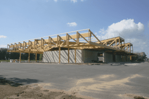 De stallingsruimte is gedeeltelijk gerealiseerd onder grote dakoverstekken