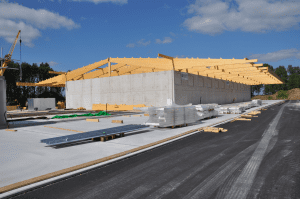 De stallingsruimte is gedeeltelijk gerealiseerd onder grote dakoverstekken