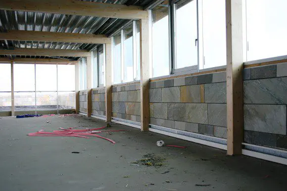 Aan de binnenzijde is het natuursteen in het werk gelijmd vanwege de vele aansluitingen