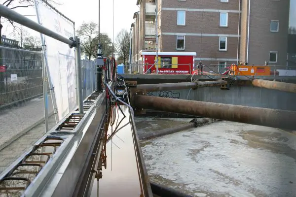 5 De bouwput wordt kunstmatig gevuld met water