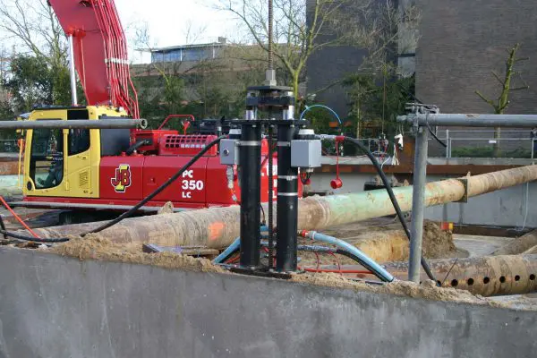 3 In de grond verankerde trekstangen en hydraulische cilinders bovenop de kelderwanden zorgen er voor dat de wanden de grond in worden gedrukt