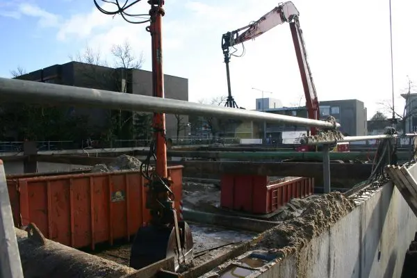 1 De kelderwanden staan op de erfgrens en zijn slechts 250mm dik