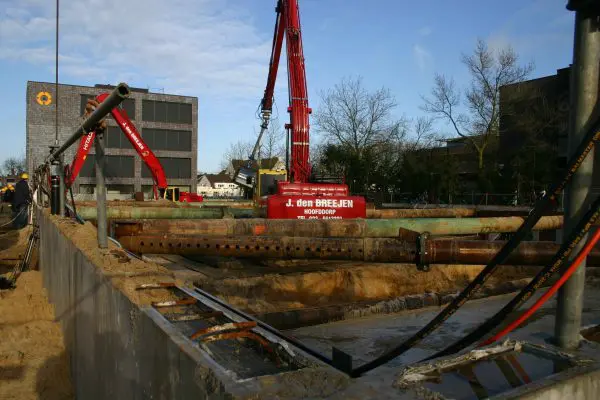 2 Op de locatie aan de Kamperfoeliestraat in Oss stond een voormalig arbeidsbureau. Nu worden er appartementen gebouwd, met daaronder een parkeerkelder