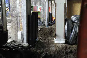 De steunpilaren worden schoongemaakt en gerestaureerd