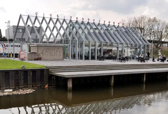 Slechts een deel van de portalen is voorzien van een glazen overkapping, met een glazen wand als scheiding Slechts een deel van de portalen is voorzien van een glazen overkapping, met een glazen wand als scheiding