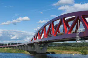 Spoor- en fietsbrug IJsselbrug in Hattem-Zwolle. 