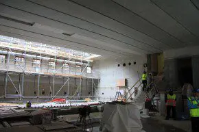 Ondergrondse foyer met rechts de trap en lifschacht naar het Mauritshuis