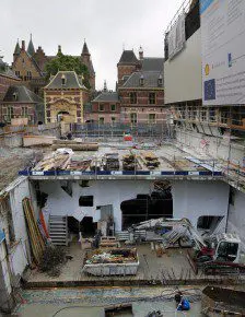 Op de voorgrond de nog af te dekken kelder onder Korte Vijverberg