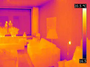 Infraroodfoto van een vertrek met vloerisolatie, waardoor de warmte gelijkmatiger verdeeld is.  Foto: Tonzon. 