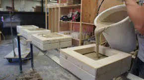 De tegels worden met de hand gegoten.