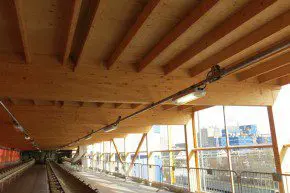 De houten dakconstructie van de zogenaamde bandentunnel bovenin het opslaggebouw.