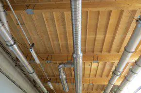 De houten dakconstructie van de zogenaamde galerij, aan de langszijde van het opslaggebouw.