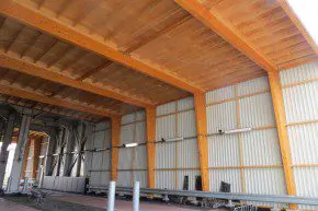 In de Vrachtwagenverlading zijn houten spanten toegepast, die zijn overgedimensioneerd vanwege brandweerstand.