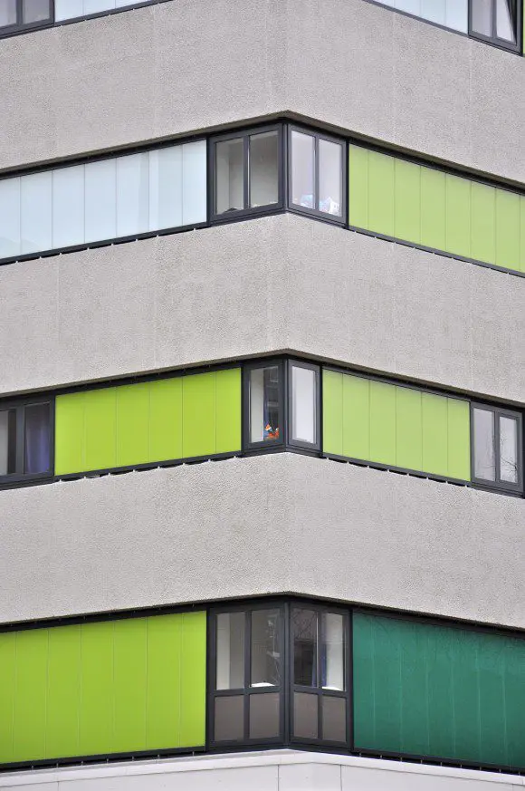 Nieuw gevelbeeld door gekleurd glas