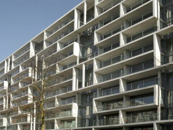 De nieuwe balkonplaten zijn opgelegd op T-elementen, die deels een vlakvulling hebben.