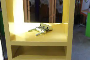 De combinatie met een biologisch afbreekbaar kunststof afdekplaatje maakt het scharnier gedeeltelijk biobased.