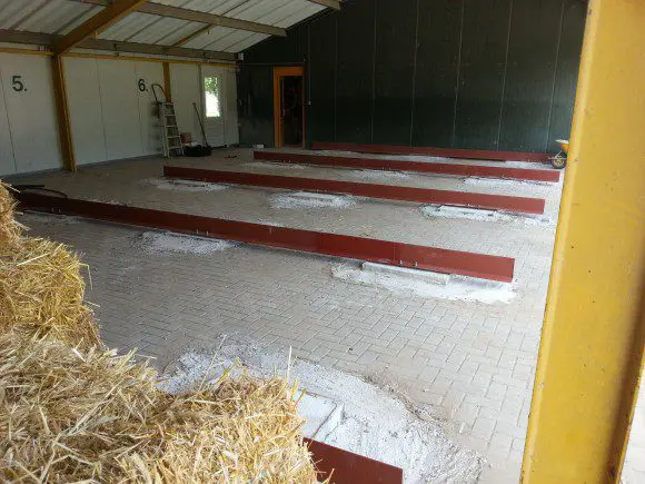 Fuundering voor de strobouw-Duurzaam kantoor van strobalen onder bestaande kap