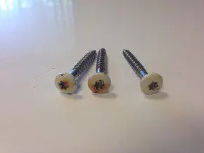 Door chloride belaste schroeven. De koppen vertonen corrosie, maar de schachten zijn (nog) in een goede conditie.