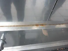 Theevlekken ofwel tea staining op een gevel ter plaatse van een niet-afwaterend vlak.