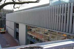 De gevel schermt het directe zicht op de fietsen af. De openheid is gunstig vanwege brandveiligheidseisen.