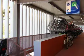 De open gevel zorgt voor veel daglicht in het gebouw.