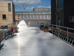 Loopbruggen tussen woonarken in IJburg zijn eveneens gemaakt uit aan elkaar gelaste aluminium extrusieprofielen.