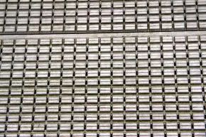 De platen hebben een profiel met hoge en lage delen. Door de hoge delen door te zagen, ontstaan openingen voor afwatering.