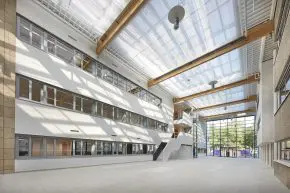 De nieuwe entreehal.