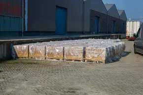 Aan de leemstenen voor Emmen is kalk toegevoegd. De verpakking in plastic voorkomt te snelle droging, waardoor de kalk niet voldoende zou verharden.