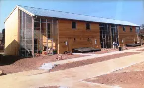 In de jaren 90 werkte Oskam al mee aan een project in Denemarken van 35 woningen voor duurzame sociale woningbouw, met cellulose-isolatie en serres op het zuiden. Oskam produceerde de leemstenen daarvoor ter plaatse.