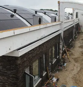 Door de segmentering en door de betonconstructie krijgt elk PV-paneel een andere
lichthoeveelheid. (Foto: Eddy Buiting)