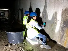 Scheuren in diepwanden worden
dichtgezet met een reparatiemortel met
bacteriën.