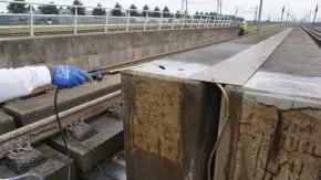 Aanbrengen van het vloeibare reparatiemiddel
ER7 op betonnen onderdelen van
het spoor.
