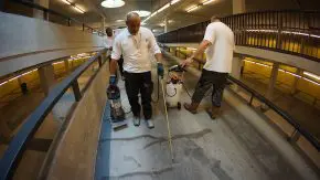 Aanbrengen van het vloeibare
reparatiemiddel ER7 op de vloer van een parkeergarage.