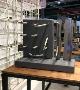 Schöck toonde op de Bouwbeurs een inspiratiebord voor mogelijke verankeringen met Combar
als thermische onderbreking.