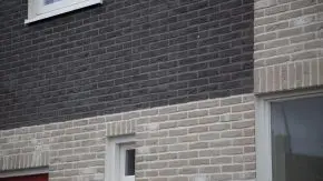 Het metselwerk bestaat uit E-Board-panelen met steenstrips.