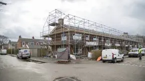 De woningen staan in de steigers voor een volledige gevelrenovatie.