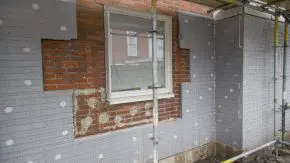 De buitenmuur wordt extra geïsoleerd met het E-Board.