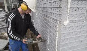 De isolatieplaten worden ook vastgezet in de muur met slagpluggen. 