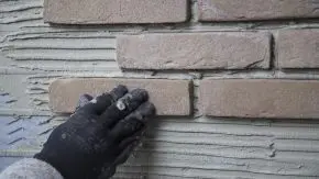 De steenstrips zijn gezaagd uit volle Vandersanden handgevormde bakstenen.