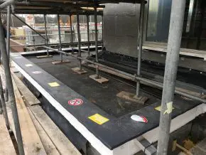 Dankzij een rubberen beschermlaag kan na plaatsing de steiger erop