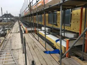 Het element opgenomen in de isolatie. Die sluit perfect aan, dus van geen koudebruggen is geen sprake