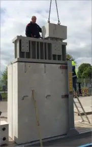 De stalen blokken liggen op prefab beton. De oplegging is vooraf gecontroleerd.