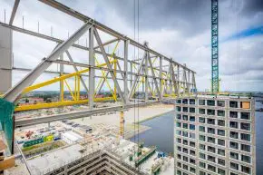 De spanten zijn 47,5 meter lang en 9.5 meter hoog.