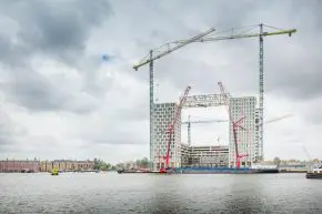 Pontsteiger is gebouwd in het IJ, met een voetprint van 82x82 meter.